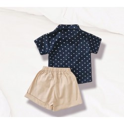 Camisa de lunares, short y pajarita