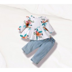 Blusa de flores con pantalón jean